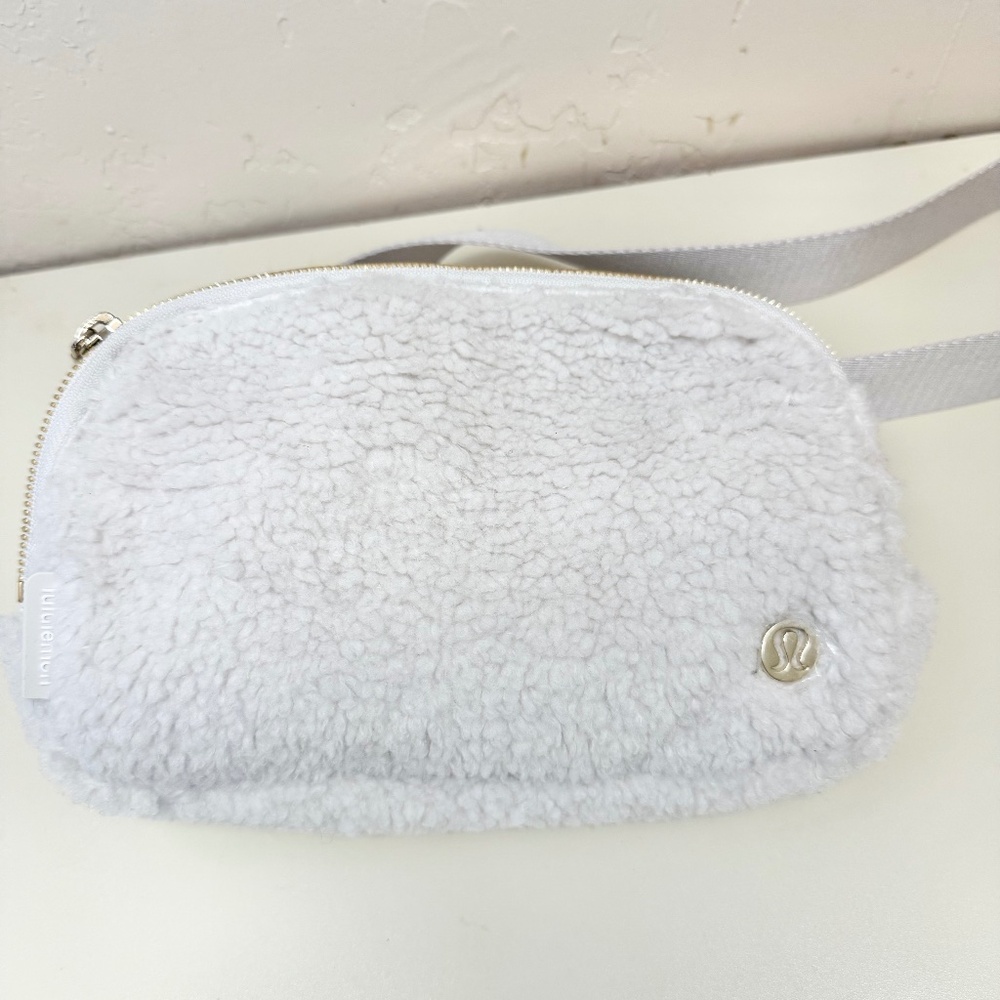 Lululemon Everywhere Belt Bag 1L Fleece – White Opal/Gold (NWOT)